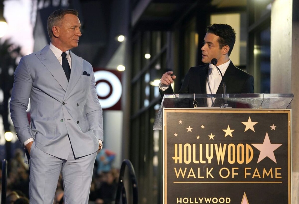 Americký herec egyptského pôvodu Rami Malek (vpravo) hovorí k ocenenému britskému hercovi Danielovi Craigovi