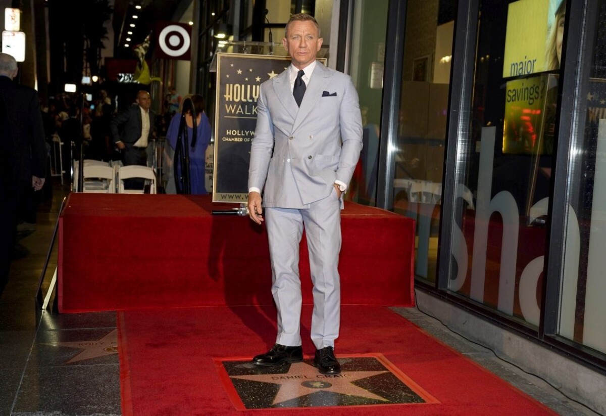 Britský herec Daniel Craig pózuje počas slávnostnej ceremónie