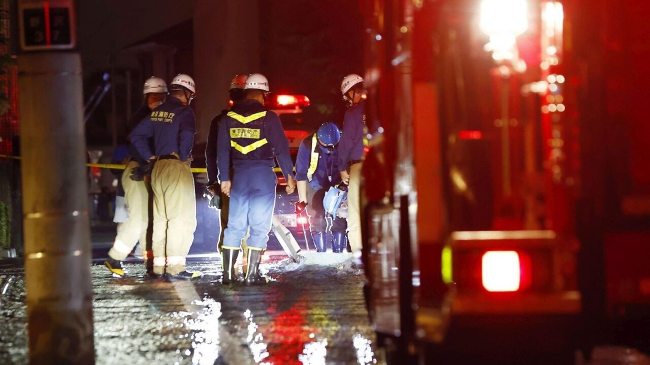 Japonsko zasiahlo silné zemetrasenie, otrasy paralyzovali dopravu v Tokiu