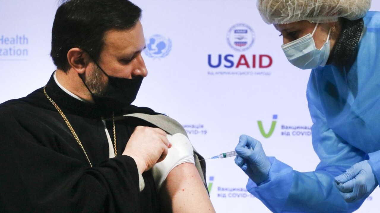 Ukrajina vo štvrtok nariadila povinné očkovanie učiteľov a štátnych úradníkov.
