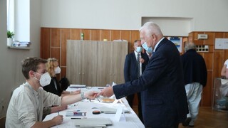 Lídri popredných českých strán odvolili, šéfka Trikolóry odmietla rúško