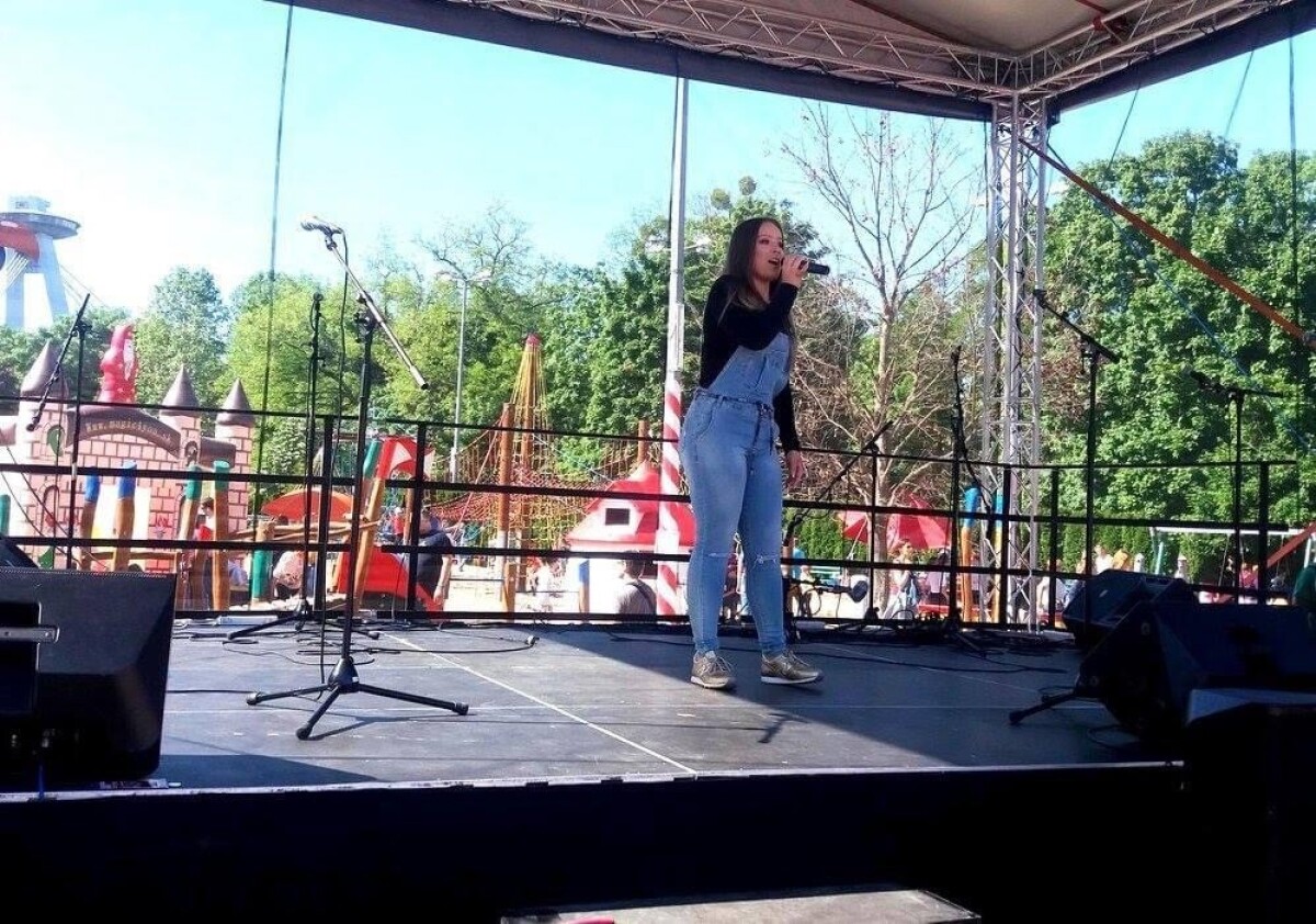 Nikola rada aj spieva.