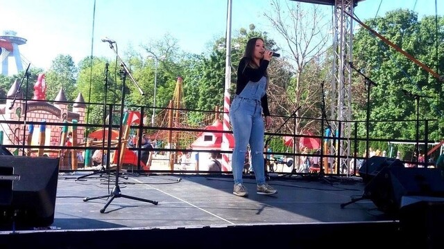 Nikola Detáriová rada spieva.