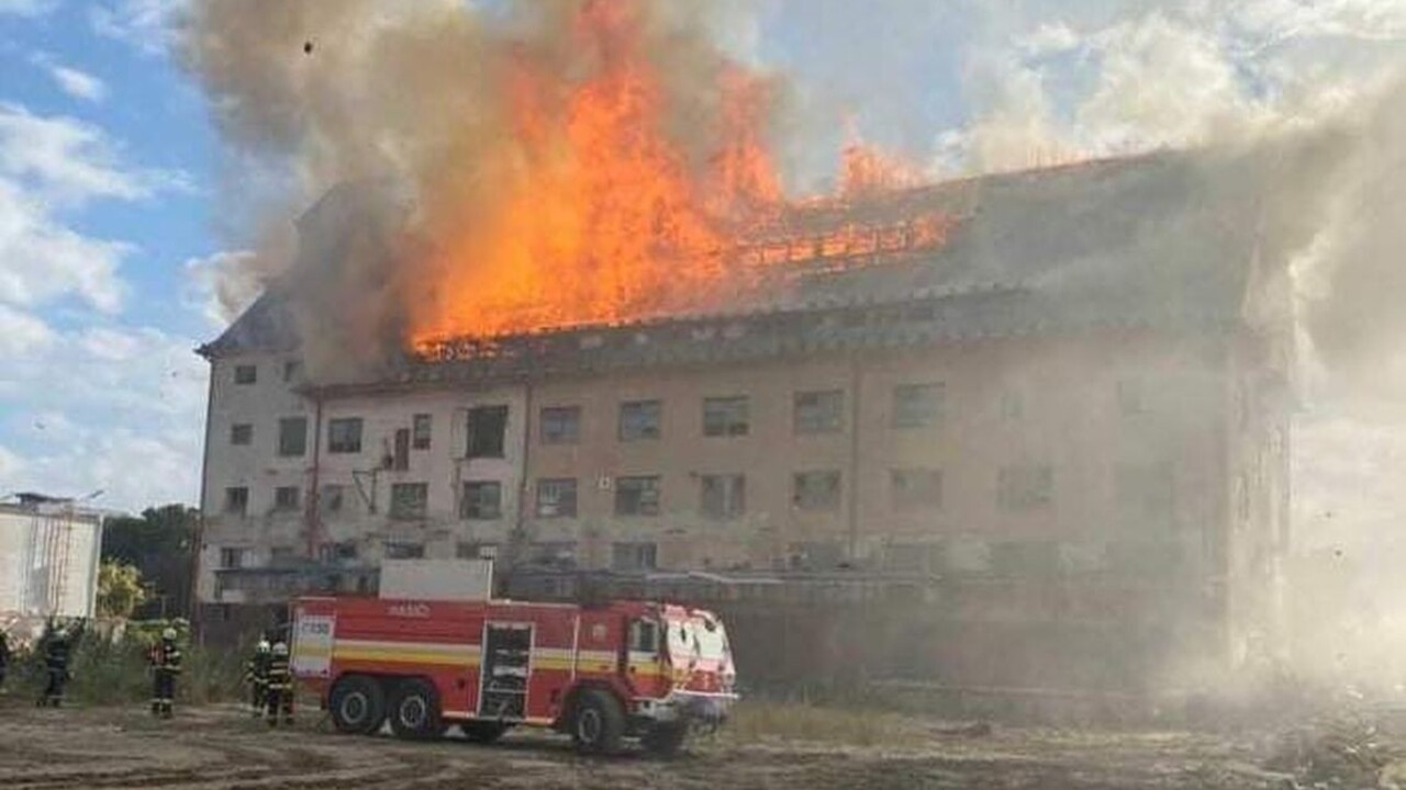 Požiar na Račianskej spôsobil značné škody, hasenie komplikujú prepadávajúce sa stropné konštrukcie