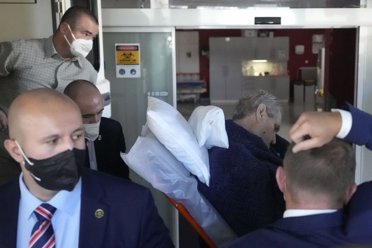 Český prezident Miloš Zeman počas prijatia do nemocnice