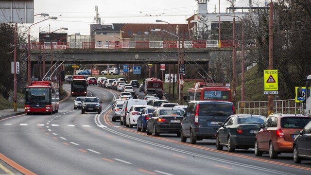V Bratislave sa tvoria zápchy na viacerých miestach, niekde sa zdržíte aj 20 minút