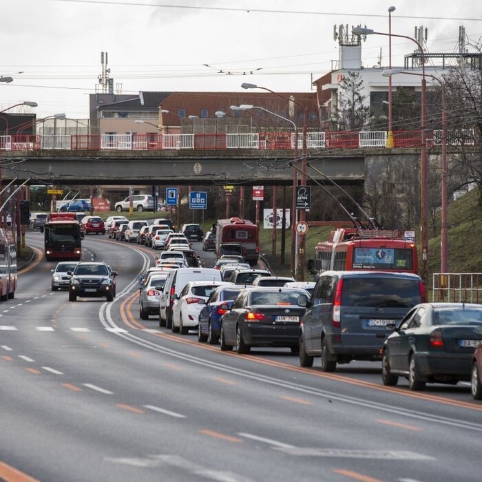 V Bratislave sa tvoria zápchy na viacerých miestach, niekde sa zdržíte aj 20 minút