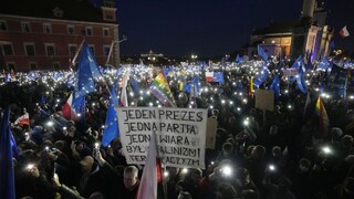 Poľské mestá zaplnili tisícky nahnevaných ľudí, demonštrovali za členstvo v EÚ