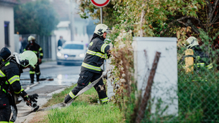 Bytovku v Petržalke zachvátil požiar. Šesť ľudí museli previezť do nemocnice