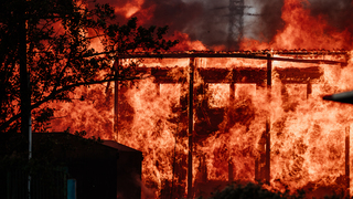 Rozsiahly požiar v Bratislave: V Ružinove horela drevená ubytovňa