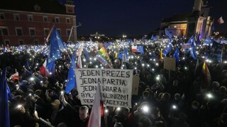V Poľsku počas demonštrácií za EÚ zadržali aj synovca premiéra Morawieckého