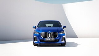 Druhá generácia BMW 2 Active Tourer prichádza s rozmernou prednou maskou a zakriveným displejom z BMW iX