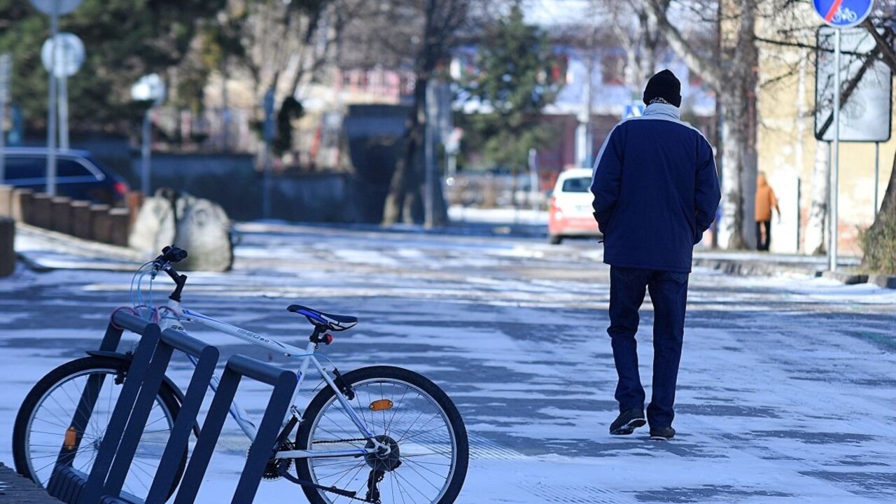 Vo viacerých okresoch môže od skorého rána snežiť, meteorológovia vydali výstrahu