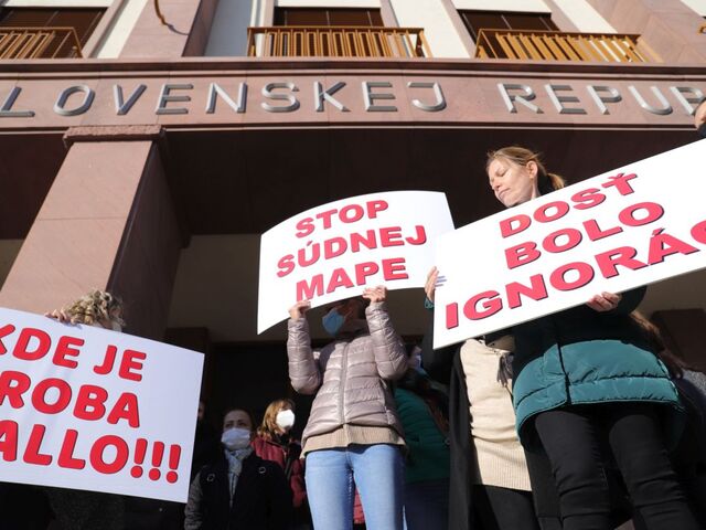 FOTO: Protest pred Ministerstvom spravodlivosti. Odborári nesúhlasia so súdnou mapou