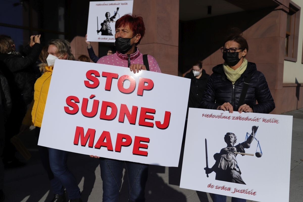 Protest proti súdnej mape.