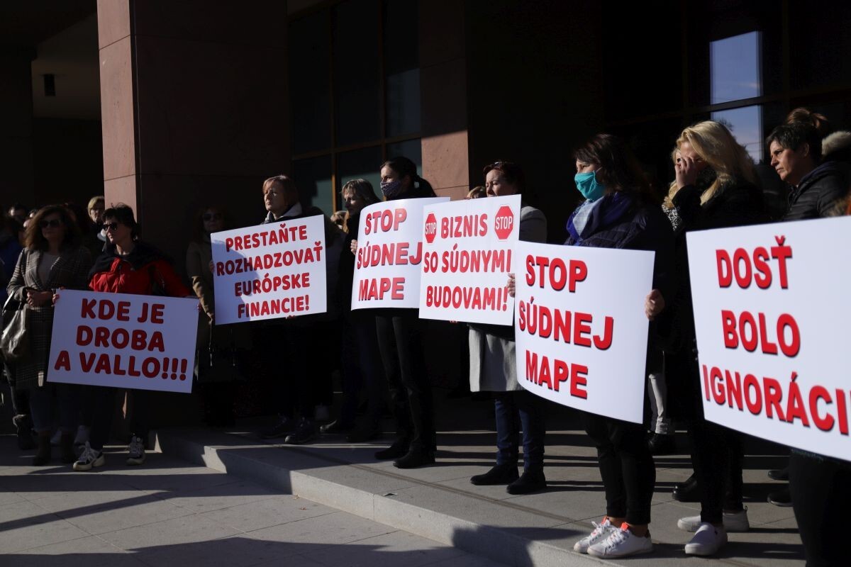 Protest proti súdnej mape.