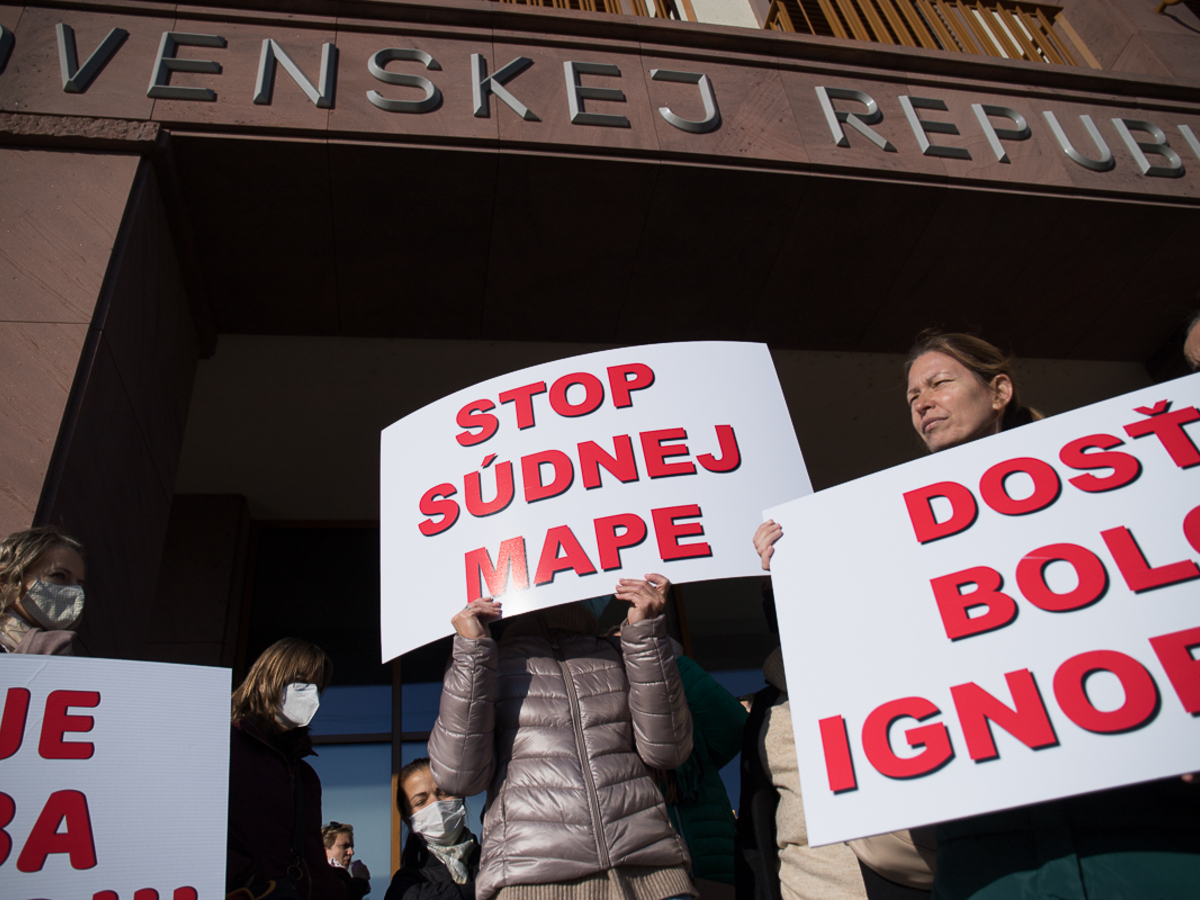Protest pred Ministerstvom spravodlivosti proti súdnej mape