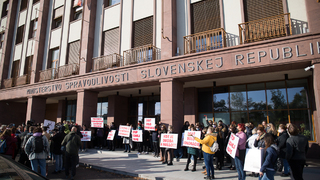 Protest pred Ministerstvom spravodlivosti proti súdnej mape