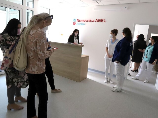 V nemocnici vo Zvolene chýba pre koronavírus takmer 50 zamestnancov. Na pomoc si musia zavolať hasičov