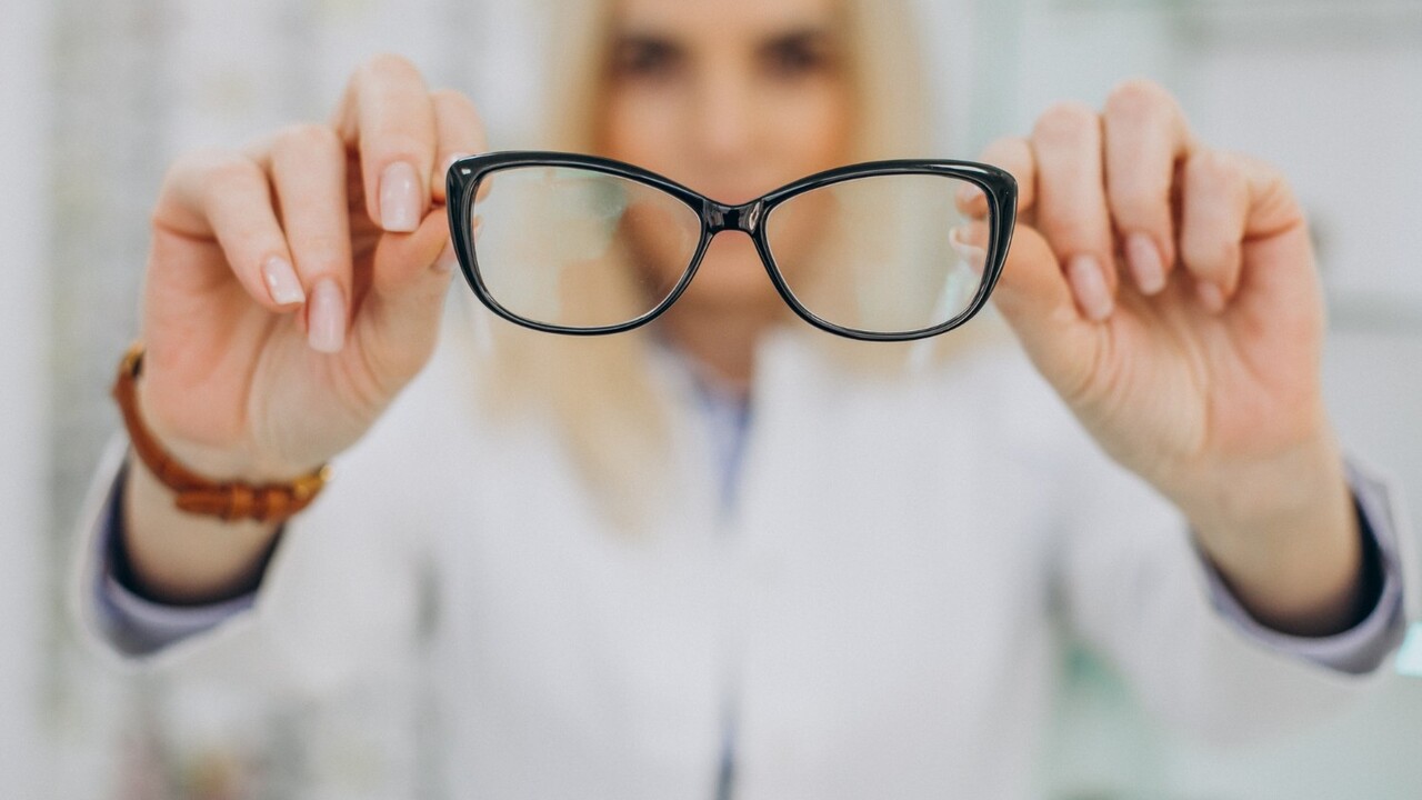Skutočne vás okuliare ochránia pred covidom? Vedci ich odporúčajú v týchto prípadoch