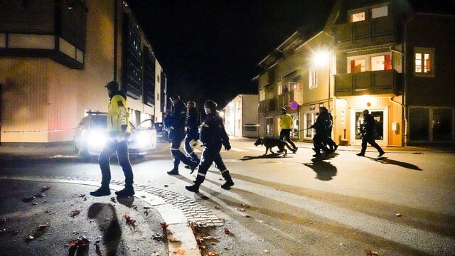 Policajti vyšetrujú na mieste útoku v nórskom meste Kongsberg