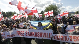 Desaťtisíce ľudí v Tbilisi protestovali a žiadali prepustenie bývalého prezidenta Saakašviliho