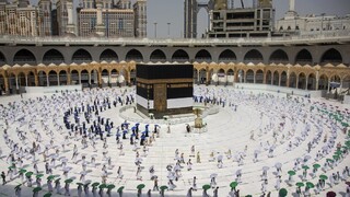 Veľká mešita v Mekke funguje opäť s plnou kapacitou, Saudská Arábia uvoľnila opatrenia