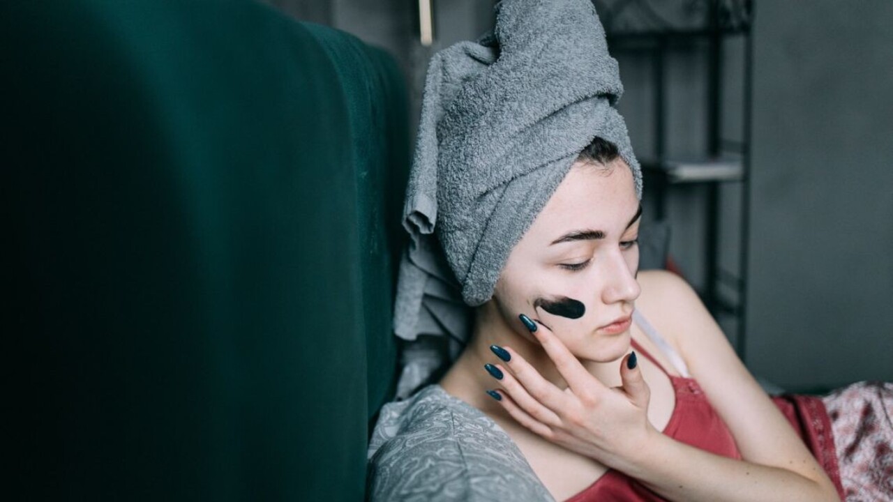 Aktívne uhlie zatočí s problematickou pleťou, zlepší kvalitu vlasov i vybieli zuby