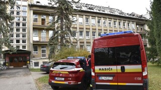 FOTO: Požiar v nemocnici v Ružomberku spôsobil škody za státisíce, o operáciách ​rozhodnú