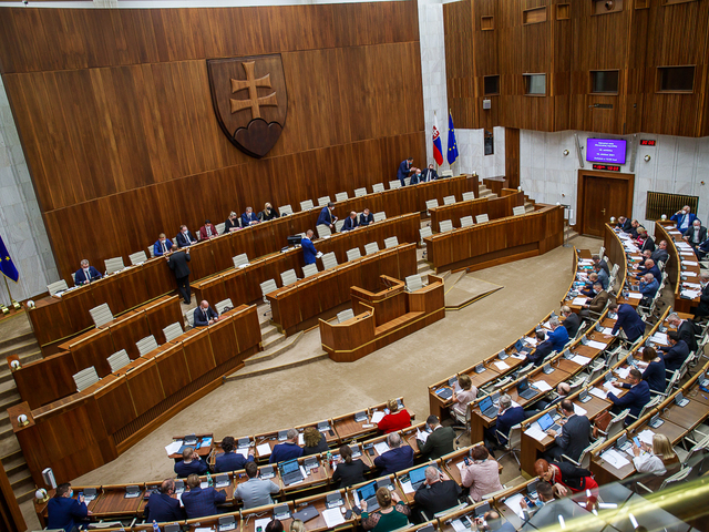Poslanci si pripomenuli Miroslava Žbirku aj vojnových veteránov. Mazurek bol vykázaný zo sály