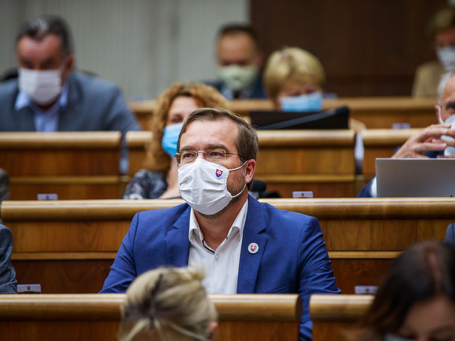 Exminister Krajčí obhajuje svoj návrh: Pre pacienta sa pri predpisovaní liekov nič nemení