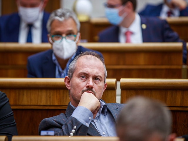 Proces s Kotlebom v šekovej kauze museli prerušiť, na súde niekto nahlásil bombu
