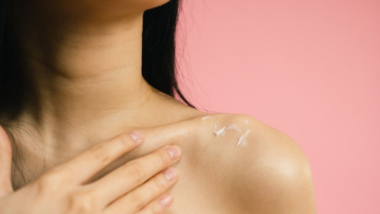 Pokožka potrebuje na jeseň pozornosť. Nezabúdajte na ruky, lakte či kolená