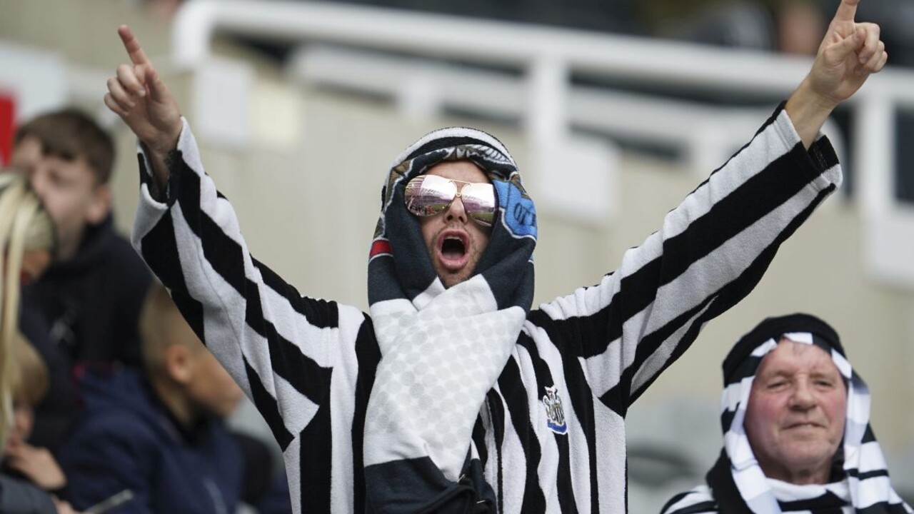 Prestaňte sa prezliekať za Arabov, žiada klub Newcastle futbalových fanúšikov
