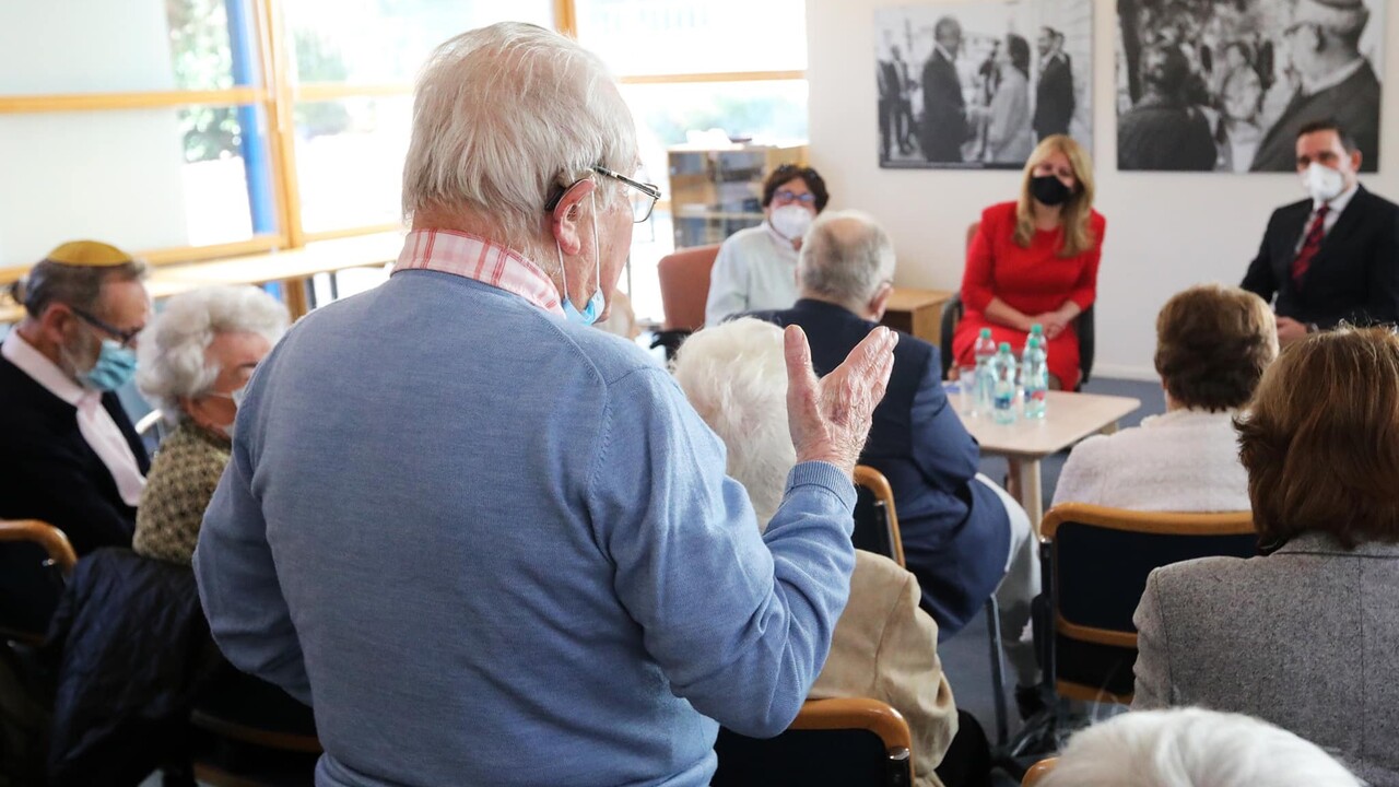 Zažili skutočnú nenávisť, hovorí Čaputová. Stretla sa so seniormi, ktorí prežili holokaust