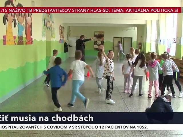 Žiaci cvičia na chodbách. Telocvičňu majú, chýbajú však peniaze na jej dokončenie