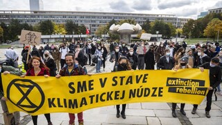 FOTO: Na Slovensku štrajkujú študenti a aktivisti za klímu