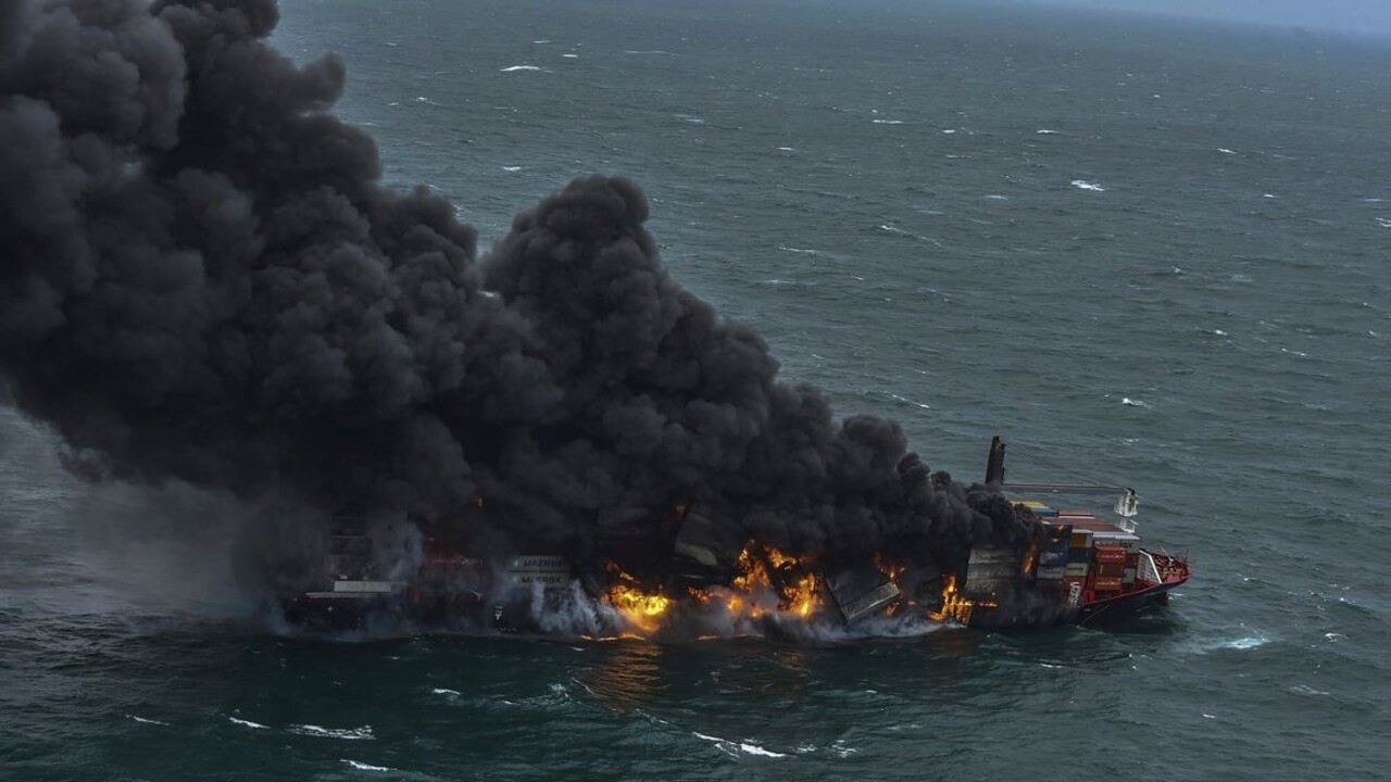 Kontajnerovú loď neďaleko pobrežia Kanady zachvátil požiar, zatiaľ nie je jasné čo ho spôsobilo