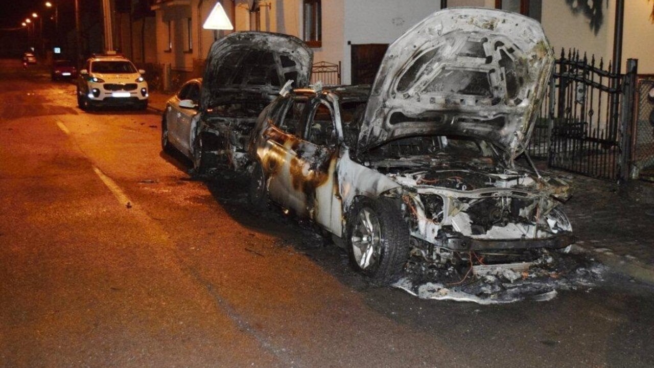V Púchove zhoreli dve autá, polícia pátra po neznámom páchateľovi