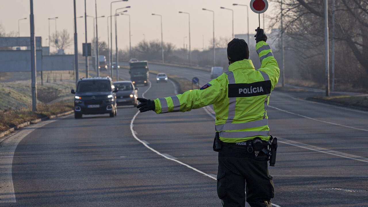 Polícia zastavila trikrát to isté auto, vždy šoféroval iný vodič. Kontrola všetkých troch poriadne prekvapila