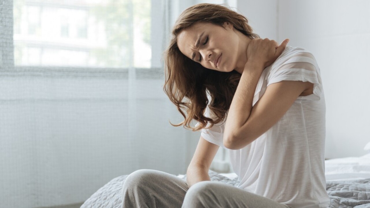 Pri chronických bolestiach krku pomôže výmena vankúša. V akej polohe nikdy nespať?