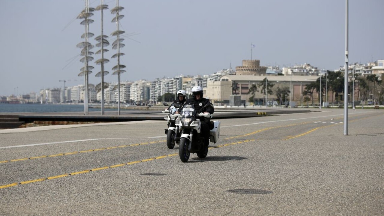 Muž zahynul počas naháňačky s políciou, rozhnevaný dav vyšiel do ulíc