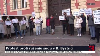 V Banskej Bystrici protestovali proti zrušeniu súdu. O prácu môže prísť 160 ľudí, tvrdia zamestnanci