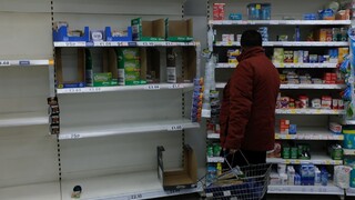 Internetom kolujú fotky prázdnych políc v supermarketoch, britské obchody ich prekrývajú fotkami