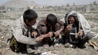 Taliban sa s narkomanmi nemazná, drogovú závislosť liečia v Afganistane radikálne