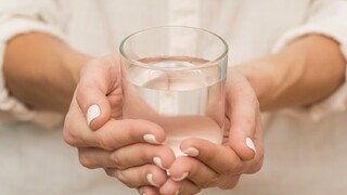 Pijete veľa vody príliš rýchlo? Môžete si poškodiť mozog aj pľúca