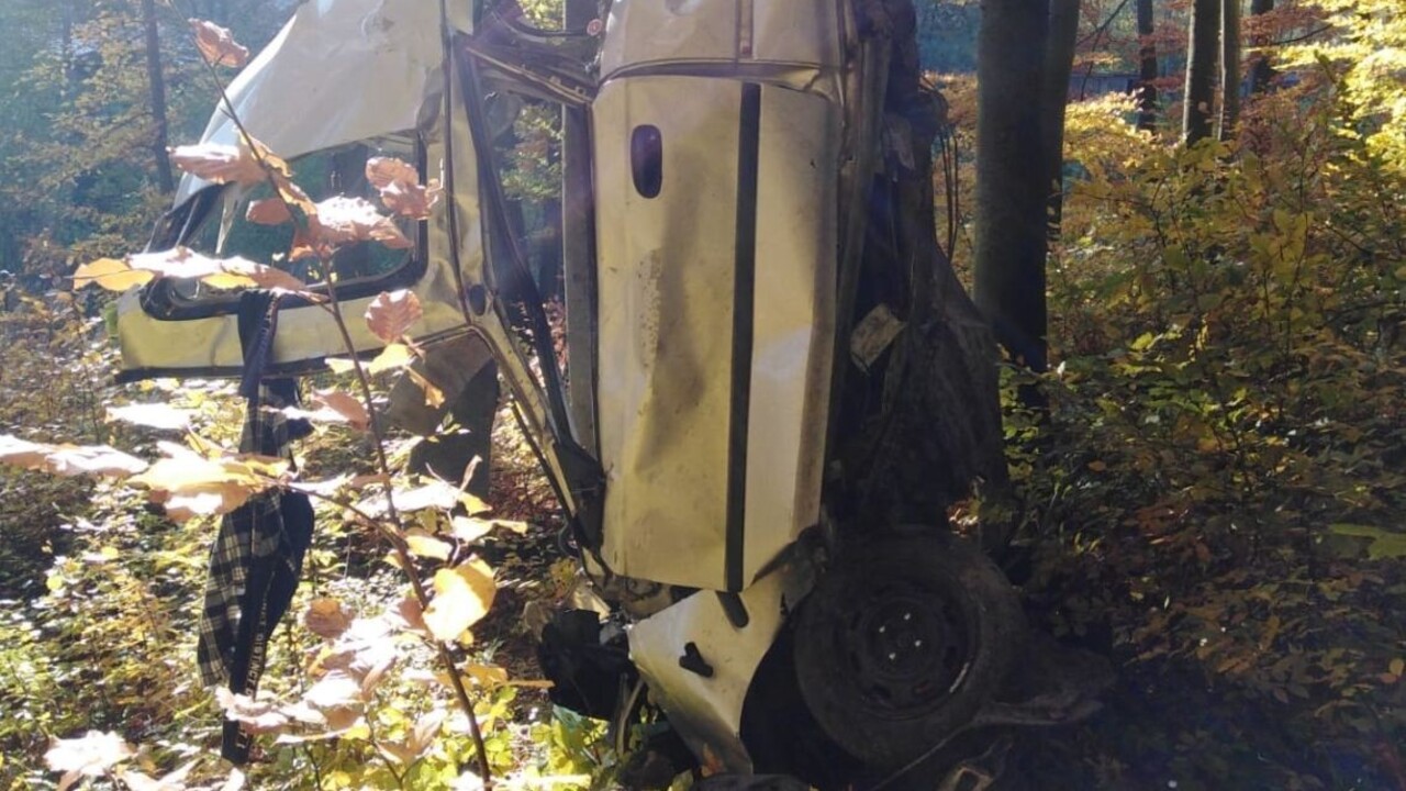 20-ročný mladík prišiel pri nehode o život, auto zakliesnené na strome našli až ráno