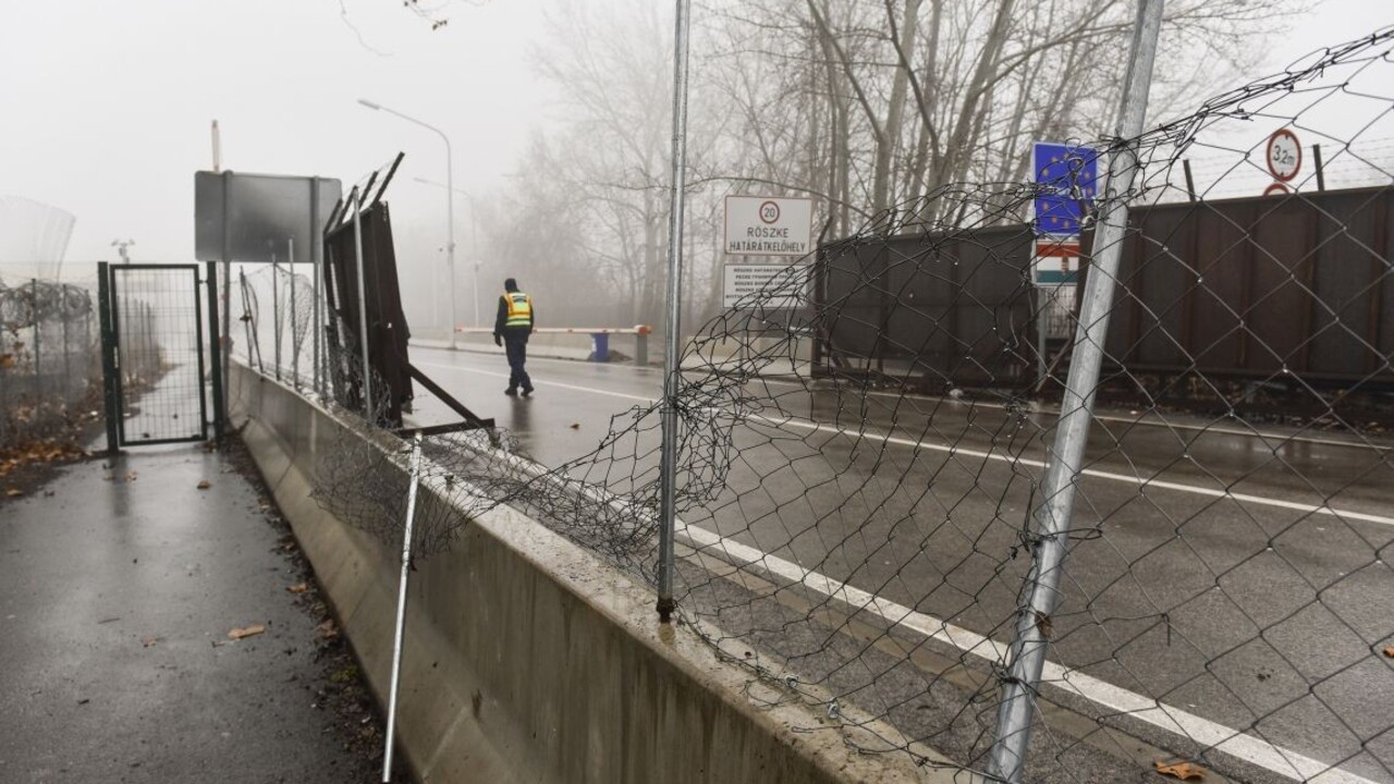 Maďarské hranice sa pokúsilo prekročiť už takmer stotisíc ľudí. Sú čoraz agresívnejší, tvrdí štátny tajomník