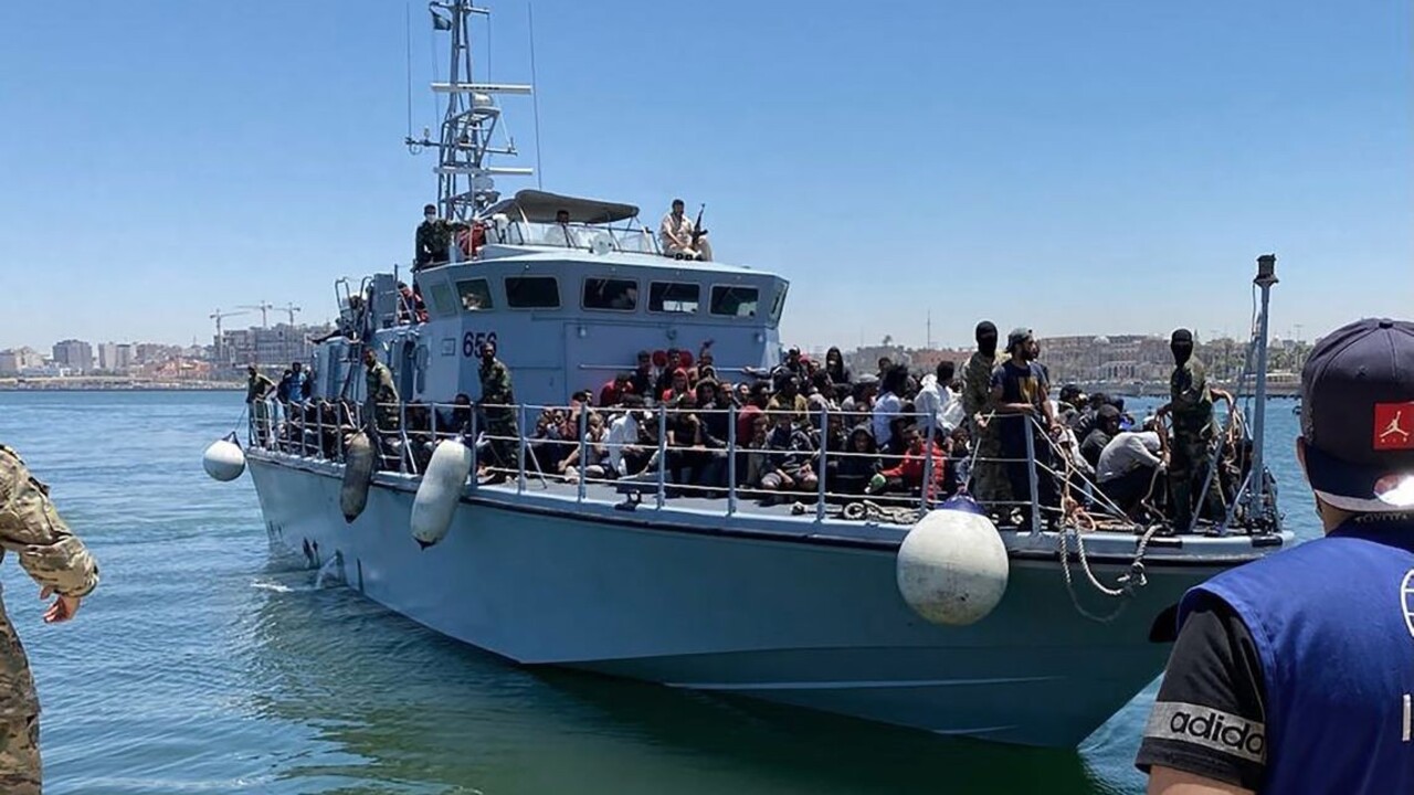 Grécka pobrežná stráž zachraňuje loď s migrantmi, na palube ich je okolo štyristo