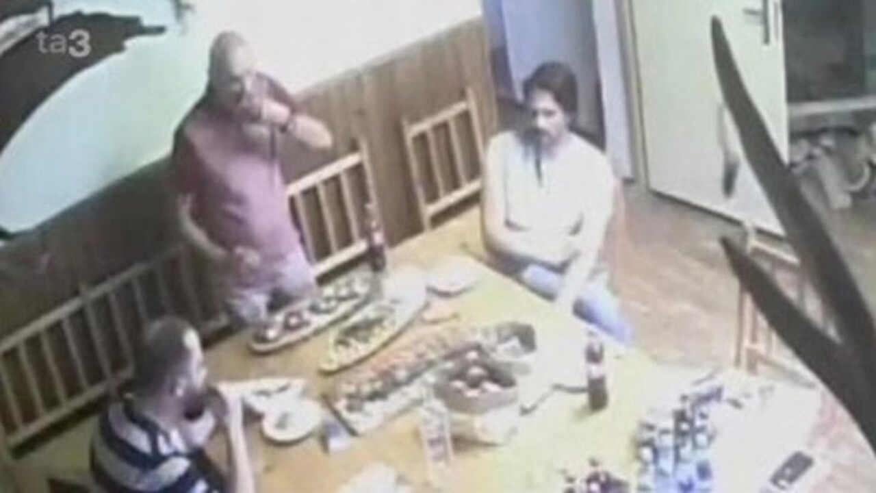 Policajná inšpekcia začala pre únik nahrávok z chaty trestné stíhanie